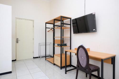reddoorz jestro guest house batu
