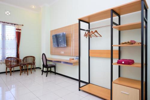 reddoorz jestro guest house batu