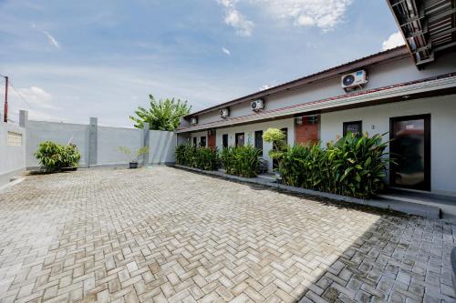 Reddoorz Near Dr Oen Solo Baru Hospital,,2 star