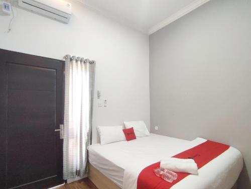 reddoorz near graha saba buana 2