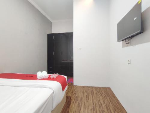 reddoorz near graha saba buana 2