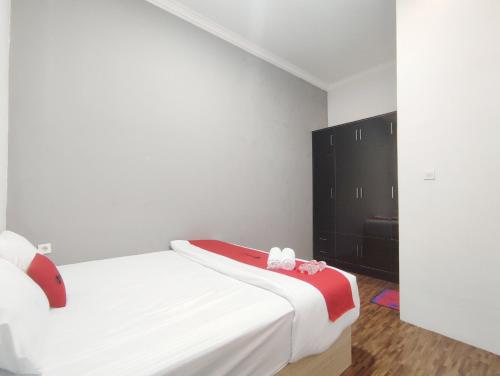 reddoorz near graha saba buana 2