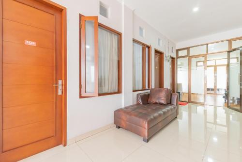 reddoorz near kiara artha park