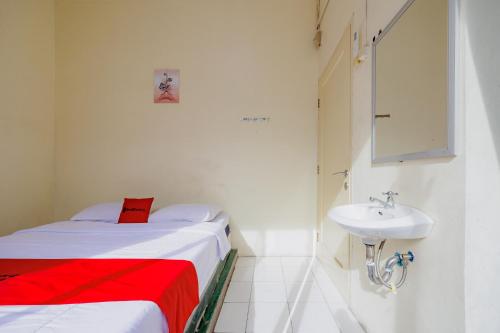reddoorz near soekarno hatta airport 3