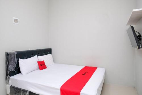 Reddoorz Syariah Near Rumah Sakit Soewandhie,,2 star