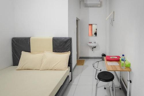Shekinah Homestay & Cafe Waikabubak Redpartner,,2 star