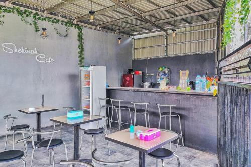 shekinah homestay and cafe waikabubak redpartner