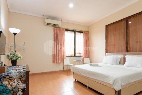Sr Residence Near Mall Ciputra Cibubur Mitra Reddoorz,,2 star