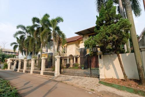 Sr Residence Near Mall Ciputra Cibubur Mitra Reddoorz,,2 star