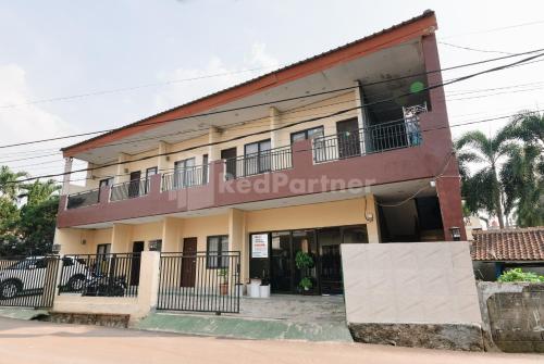 sr residence near mall ciputra cibubur mitra reddoorz