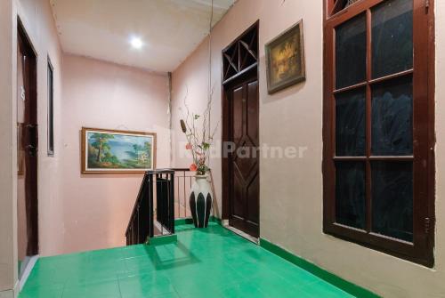sr residence near mall ciputra cibubur mitra reddoorz