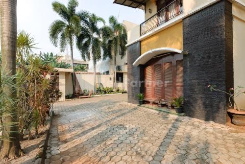 sr residence near mall ciputra cibubur mitra reddoorz