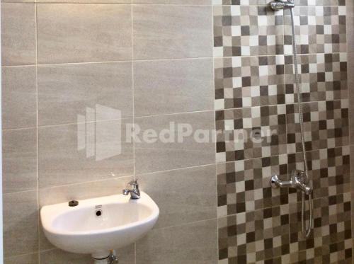terra guesthouse jec mitra reddoorz