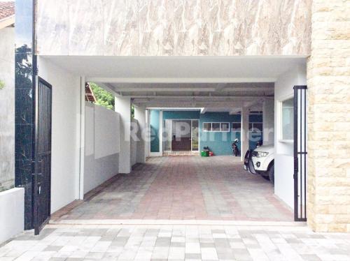 terra guesthouse jec mitra reddoorz