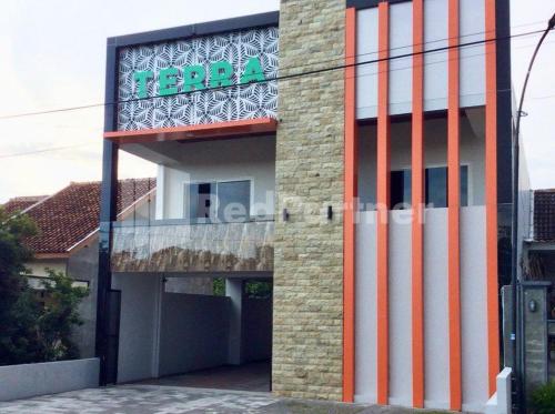 terra guesthouse jec mitra reddoorz