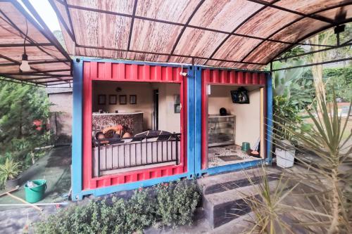 hotel container inn puncak mitra reddoorz