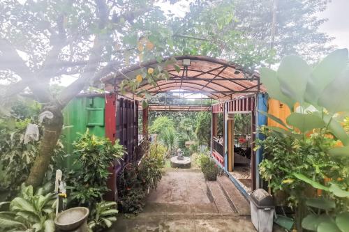 hotel container inn puncak mitra reddoorz
