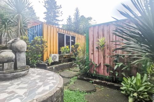 hotel container inn puncak mitra reddoorz