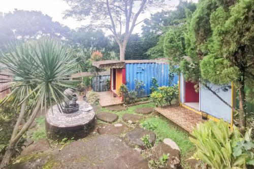 hotel container inn puncak mitra reddoorz