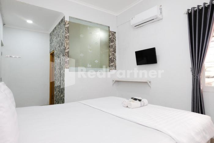 aster triplets guest house jcm mitra reddoorz
