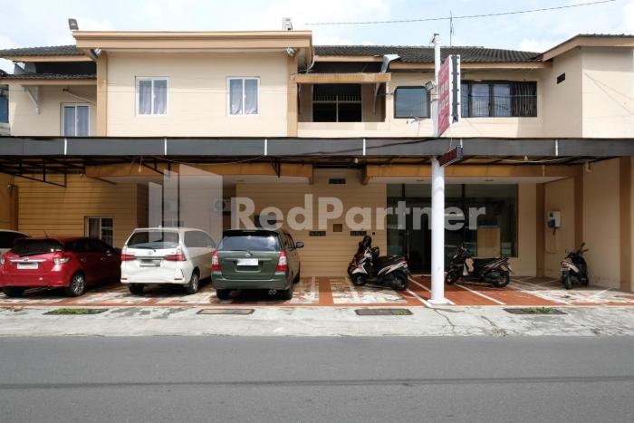 aster triplets guest house jcm mitra reddoorz