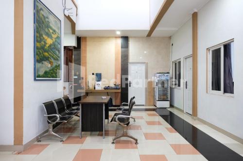 aster triplets guest house jcm mitra reddoorz