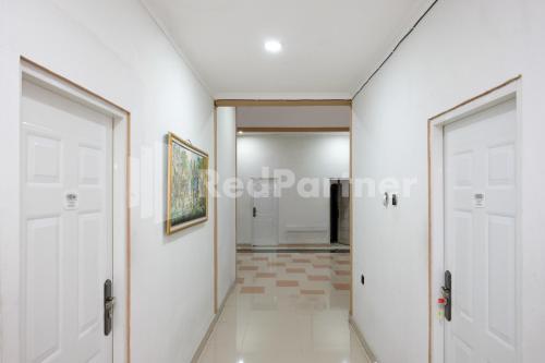 aster triplets guest house jcm mitra reddoorz