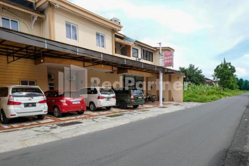 aster triplets guest house jcm mitra reddoorz