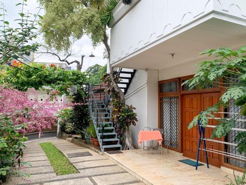 cozy homestay syariah mitra reddoorz bandung