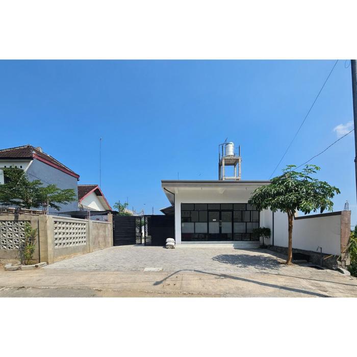 guest house saqeena syariah near blitar park redpartner