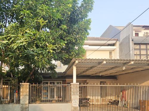 Hasana Guest House Syariah Near Royal Plaza Redpartner,,2 star