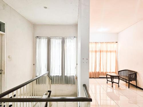 Hasana Guest House Syariah Near Royal Plaza Redpartner,,2 star