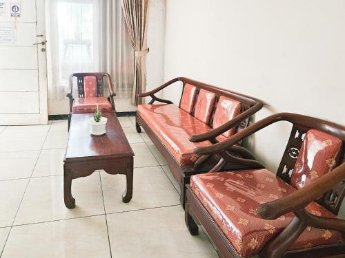 Hasana Guest House Syariah Near Royal Plaza Redpartner,,2 star