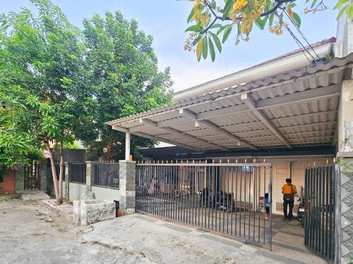 hasana guest house syariah near royal plaza redpartner