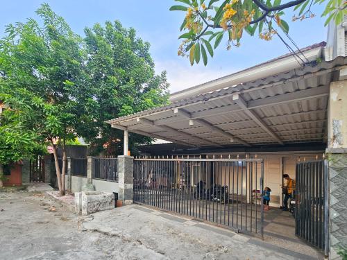 hasana guest house syariah near royal plaza redpartner