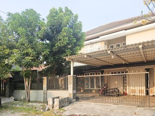 hasana guest house syariah near royal plaza redpartner