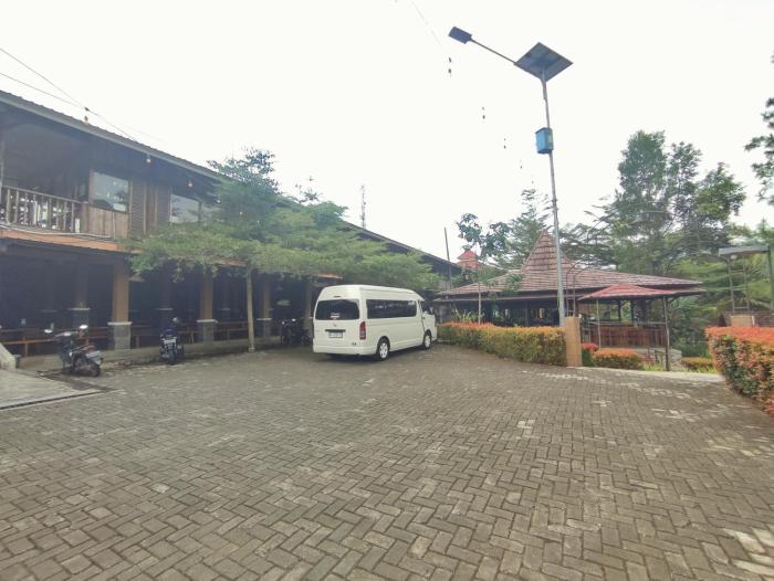 oemah tahu banjarnegara resto and resort mitra reddoorz