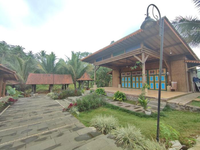 oemah tahu banjarnegara resto and resort mitra reddoorz