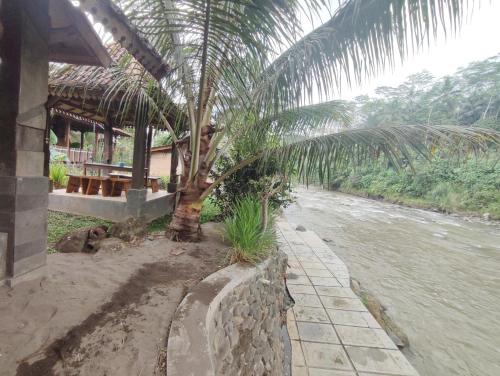 oemah tahu banjarnegara resto and resort mitra reddoorz