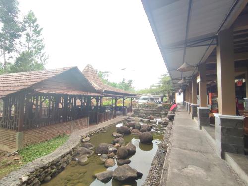 oemah tahu banjarnegara resto and resort mitra reddoorz