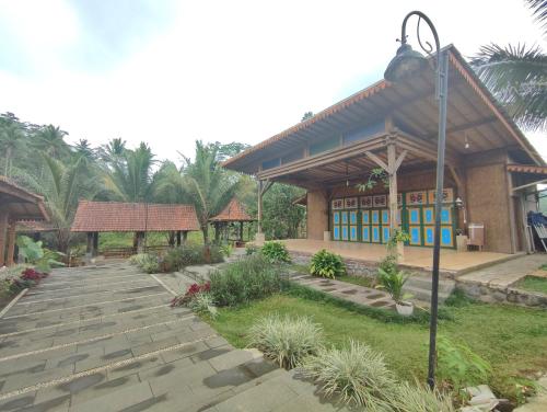 oemah tahu banjarnegara resto and resort mitra reddoorz