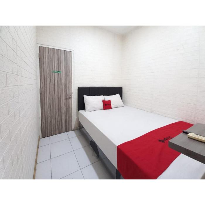reddoorz luxury homestay near aloha waru surabaya