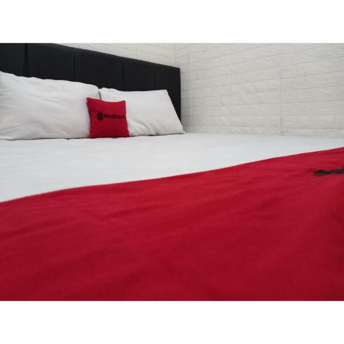 reddoorz luxury homestay near aloha waru surabaya
