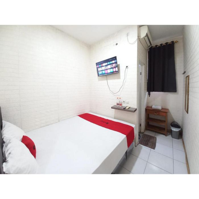 reddoorz luxury homestay near aloha waru surabaya