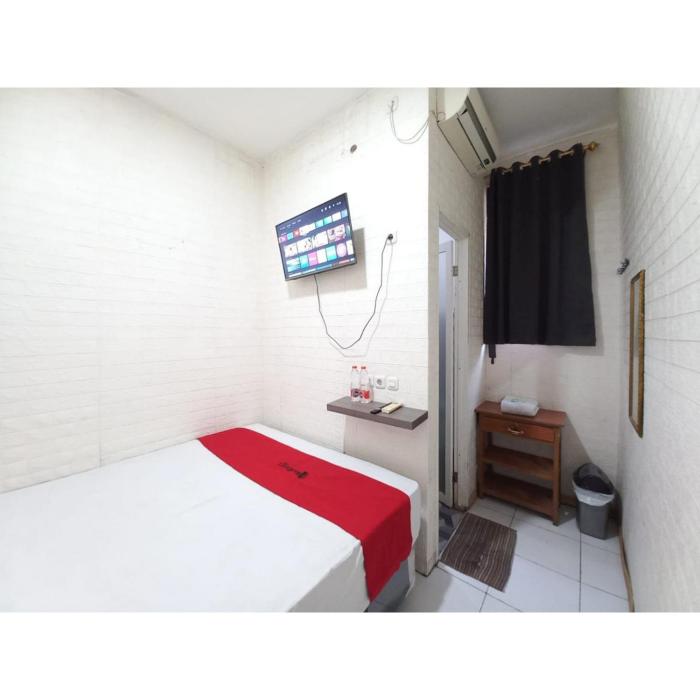 reddoorz luxury homestay near aloha waru surabaya