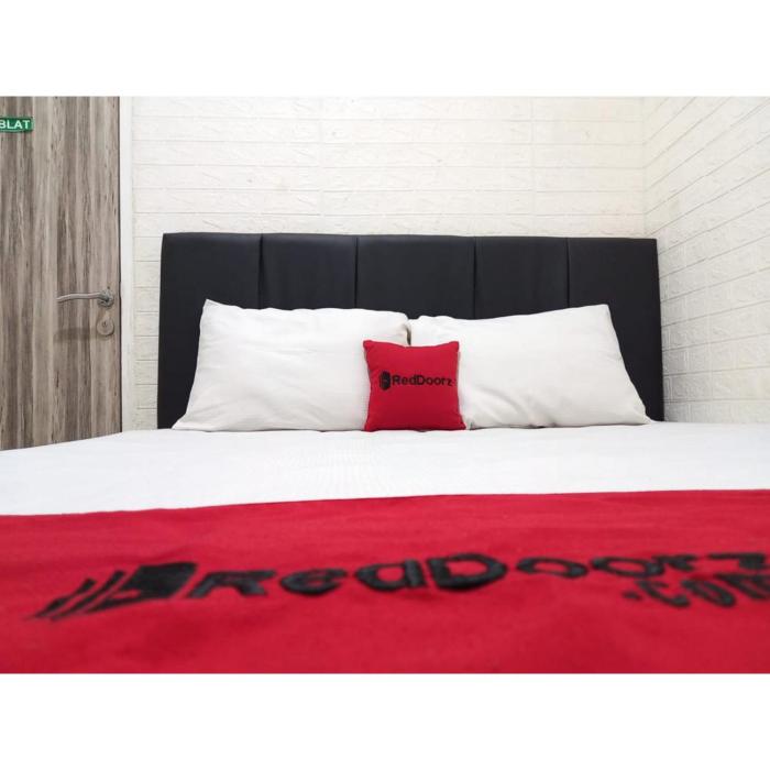 reddoorz luxury homestay near aloha waru surabaya