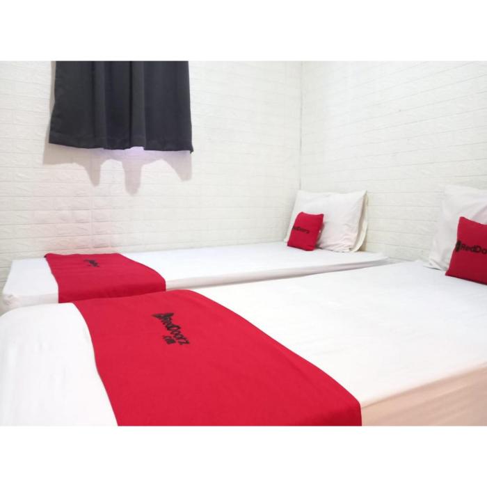reddoorz luxury homestay near aloha waru surabaya
