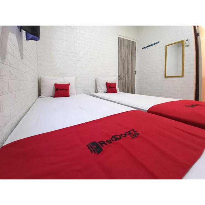 reddoorz luxury homestay near aloha waru surabaya
