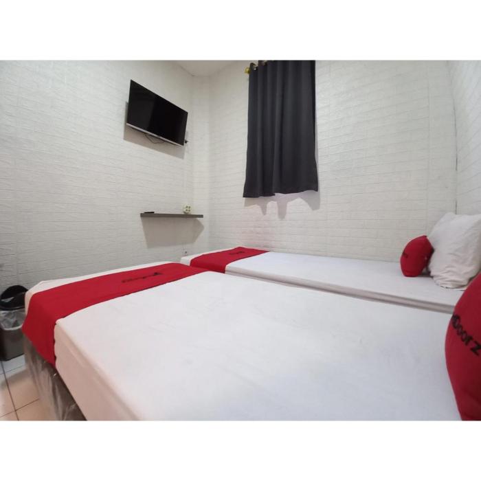 reddoorz luxury homestay near aloha waru surabaya