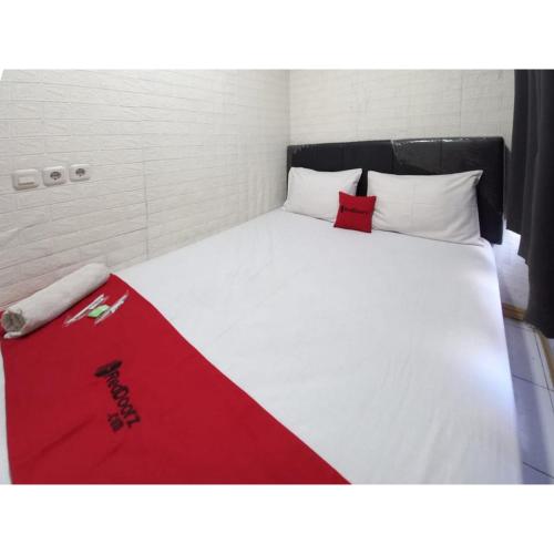 reddoorz luxury homestay near aloha waru surabaya